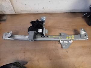 Gebruikte Ruitmechaniek 4Deurs links-voor Renault Express 1.3 TCE 100 16V Prijs op aanvraag aangeboden door Autohandel-Smet Gebroeders NV