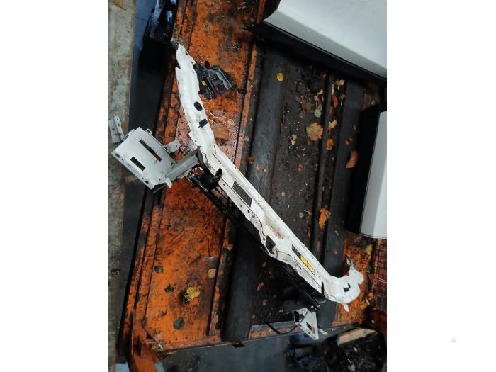 Gebruikte Frontbalk Landrover Discovery Sport (LC) 2.0 eD4 150 16V Prijs op aanvraag aangeboden door Autohandel-Smet Gebroeders NV