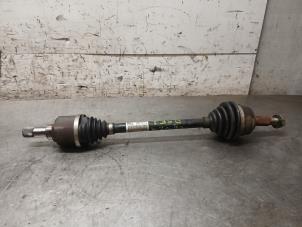 Gebruikte Aandrijfas links-voor Peugeot 308 SW (L4/L9/LC/LJ/LR) 1.2 12V e-THP PureTech 110 Prijs op aanvraag aangeboden door Autohandel-Smet Gebroeders NV