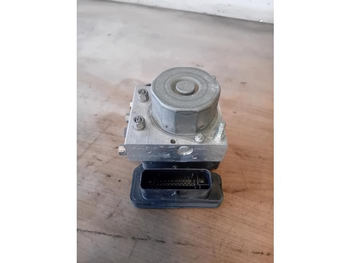 Gebruikte ABS Pomp Dacia Logan MCV II/III/Sandero Wagon 0.9 TCE 12V Prijs op aanvraag aangeboden door Autohandel-Smet Gebroeders NV