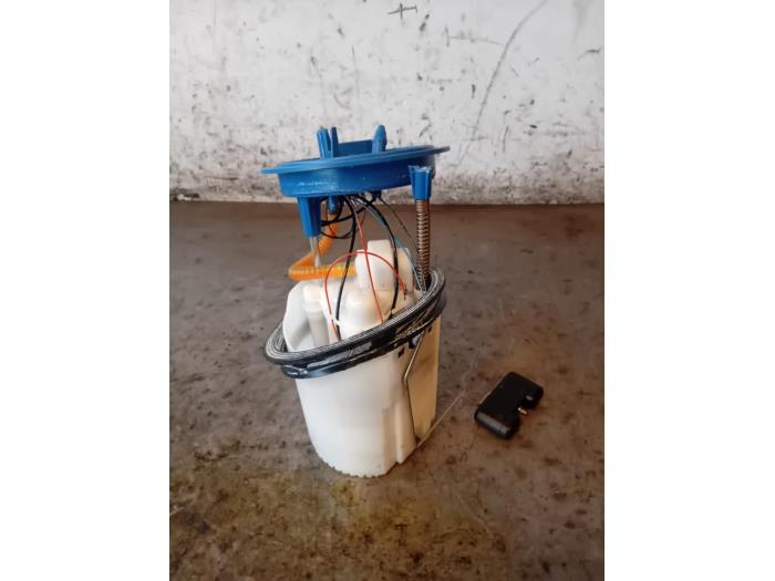 Gebruikte Tank element Pomp Volkswagen Polo VI (AW1) 1.0 MPI 12V Prijs op aanvraag aangeboden door Autohandel-Smet Gebroeders NV
