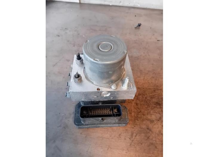 Gebruikte ABS Pomp Volkswagen Transporter T6 2.0 TDI Prijs op aanvraag aangeboden door Autohandel-Smet Gebroeders NV
