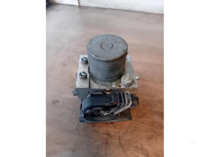 Gebruikte ABS Pomp Renault Master III (MA/MB/MC/MD/MH/MF/MG/MH) 2.3 dCi 16V Prijs op aanvraag aangeboden door Autohandel-Smet Gebroeders NV
