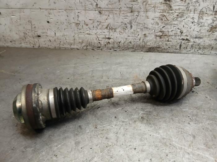 Gebruikte Aandrijfas links-voor Volkswagen Sharan (7N) 2.0 TDI 16V Prijs € 60,50 Inclusief btw aangeboden door Autohandel-Smet Gebroeders NV