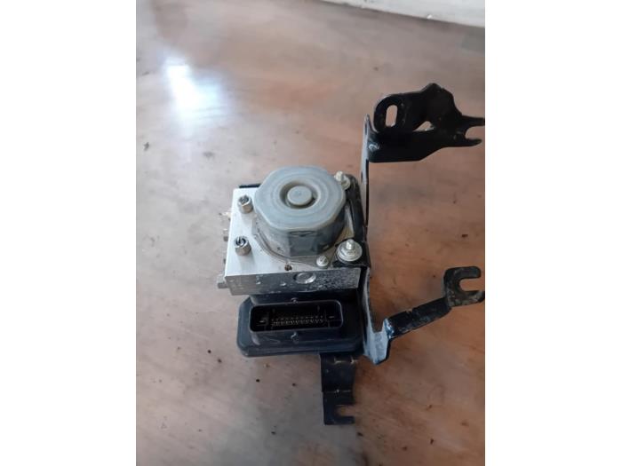 Gebruikte ABS Pomp Renault Captur I (2R) 1.3 TCE 130 16V Prijs op aanvraag aangeboden door Autohandel-Smet Gebroeders NV