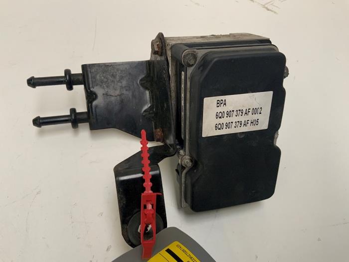 Gebruikte ABS Pomp Volkswagen Polo IV (9N1/2/3) 1.2 Prijs € 40,00 Margeregeling aangeboden door Autodemontage van der Iest
