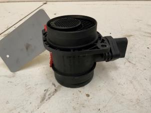 Gebruikte Luchtmassameter Volkswagen Golf IV (1J1) 1.9 TDI Prijs € 20,00 Margeregeling aangeboden door Autodemontage van der Iest