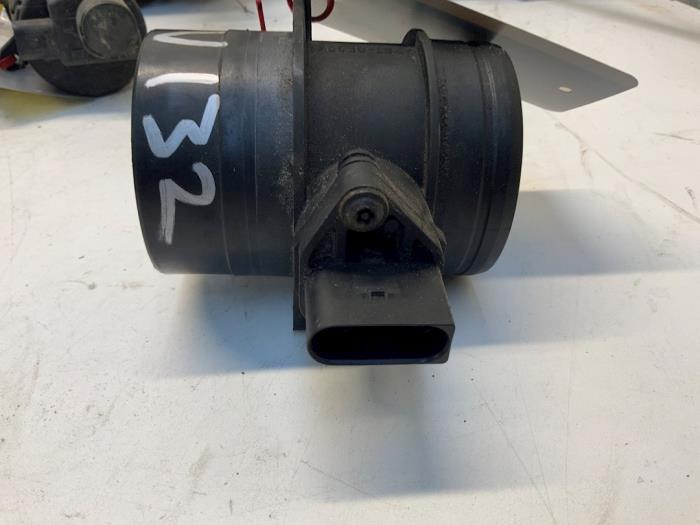 Gebruikte Luchtmassameter Volkswagen Passat Variant (3B6) 1.9 TDI 130 Prijs € 20,00 Margeregeling aangeboden door Autodemontage van der Iest