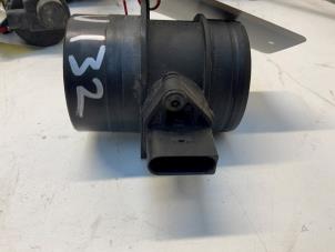 Gebruikte Luchtmassameter Volkswagen Passat Variant (3B6) 1.9 TDI 130 Prijs € 20,00 Margeregeling aangeboden door Autodemontage van der Iest