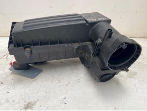 Gebruikte Luchtfilterhuis Volkswagen Passat Variant (3C5) 2.0 TDI 140 Prijs € 40,00 Margeregeling aangeboden door Autodemontage van der Iest