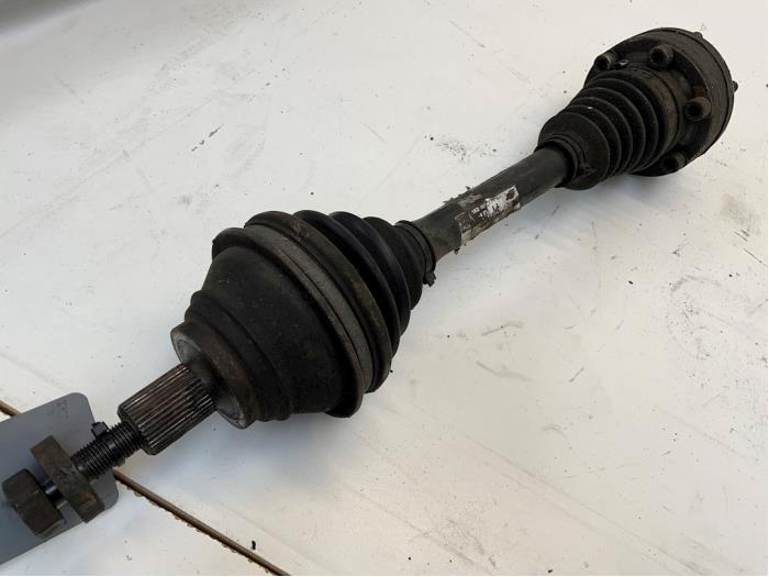 Gebruikte Aandrijfas links-voor Volkswagen Golf V (1K1) 2.0 TDI 16V Prijs € 30,00 Margeregeling aangeboden door Autodemontage van der Iest