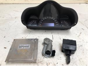 Gebruikte Contactslot + computer Mercedes C Sportcoupé (C203) 2.2 C-220 CDI 16V Prijs € 275,00 Margeregeling aangeboden door Autodemontage van der Iest