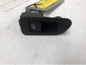 Gebruikte Raam schakelaar elektrisch Volkswagen Golf VI (5K1) 1.6 TDI 16V Prijs € 9,00 Margeregeling aangeboden door Autodemontage van der Iest