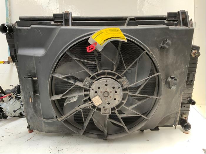 Gebruikte Radiateur Mercedes SLK (R170) 2.0 200 K 16V Prijs € 50,00 Margeregeling aangeboden door Autodemontage van der Iest