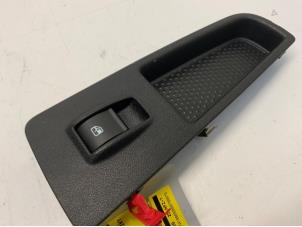 Gebruikte Schakelaar Elektrisch Raam Fiat Punto Evo (199) 1.3 JTD Multijet 85 16V Euro 5 Prijs € 15,00 Margeregeling aangeboden door Autodemontage van der Iest