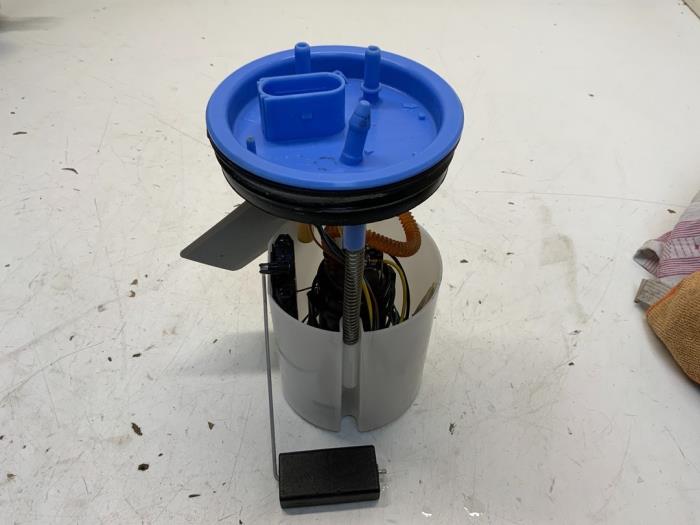 Gebruikte Tank element Pomp Volkswagen Polo V (6R) 1.0 TSI 12V BlueMotion Prijs € 45,00 Margeregeling aangeboden door Autodemontage van der Iest