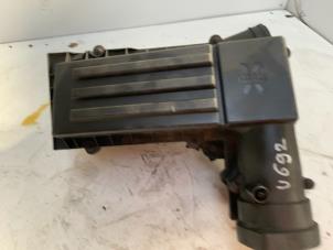 Gebruikte Luchtfilterhuis Seat Leon (1P1) 2.0 TDI 16V Prijs € 40,00 Margeregeling aangeboden door Autodemontage van der Iest