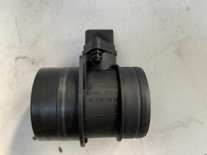 Gebruikte Luchtmassameter Volkswagen Golf V (1K1) 2.0 TDI 16V Prijs € 19,99 Margeregeling aangeboden door Autodemontage van der Iest