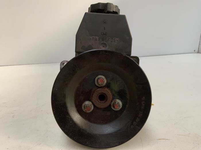 Gebruikte Pomp Servo Mercedes E (W210) 3.0 E-300D Turbo 24V Prijs € 27,50 Margeregeling aangeboden door Autodemontage van der Iest