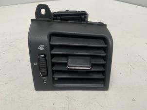 Gebruikte Luchtrooster Dashboard Mercedes E (W210) 3.0 E-300D Turbo 24V Prijs € 10,00 Margeregeling aangeboden door Autodemontage van der Iest