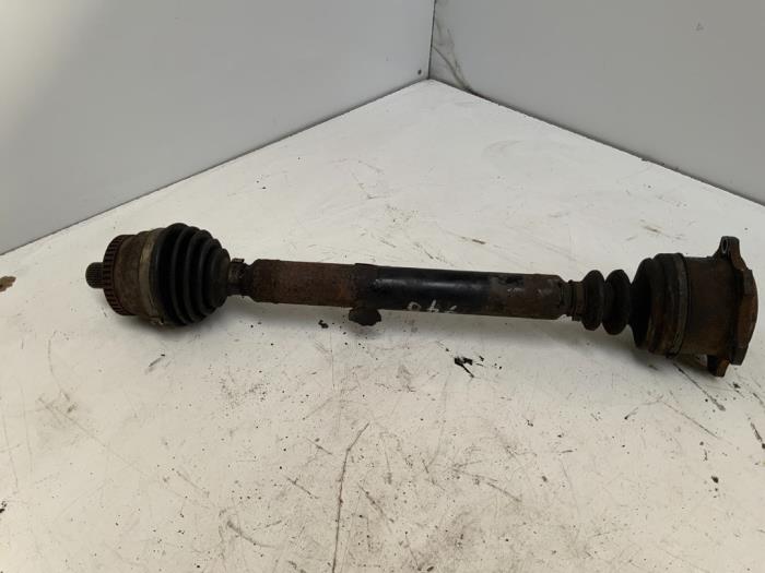 Gebruikte Aandrijfas links-voor Volkswagen Passat Variant (3B6) 2.0 20V Prijs € 54,99 Margeregeling aangeboden door Autodemontage van der Iest