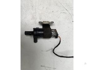 Gebruikte Waterpomp Mercedes E (W210) 3.0 E-300D Turbo 24V Prijs € 30,00 Margeregeling aangeboden door Autodemontage van der Iest