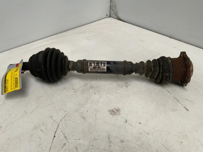 Gebruikte Aandrijfas links-voor Volkswagen New Beetle (9C1/9G1) 1.8 20V Turbo Prijs € 34,99 Margeregeling aangeboden door Autodemontage van der Iest