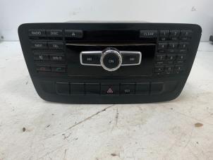 Gebruikte Radio Mercedes A (W176) 2.2 A-200 CDI, A-200d 16V 4-Matic Prijs € 250,00 Margeregeling aangeboden door Autodemontage van der Iest