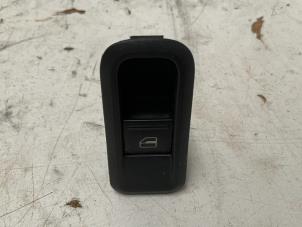 Gebruikte Elektrisch Raam Schakelaar Skoda Fabia II (5J) 1.2i Prijs € 10,00 Margeregeling aangeboden door Autodemontage van der Iest