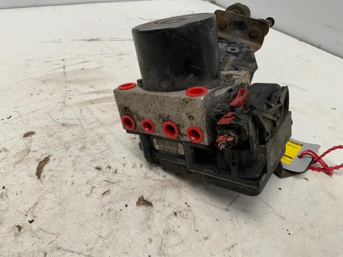Gebruikte ABS Pomp Volkswagen Polo IV (9N1/2/3) 1.9 TDI 100 Prijs € 39,99 Margeregeling aangeboden door Autodemontage van der Iest