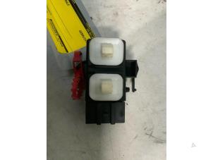 Gebruikte Stoelverwarmings module Volkswagen Up! (121) 1.0 12V 60 Prijs € 24,99 Margeregeling aangeboden door Autodemontage van der Iest