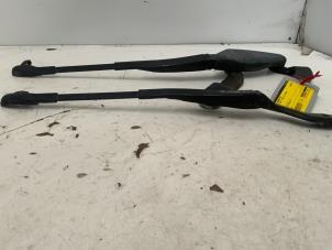 Gebruikte Ruitenwisserarm set Mercedes E (W211) 3.2 E-320 CDI 24V Prijs € 35,00 Margeregeling aangeboden door Autodemontage van der Iest