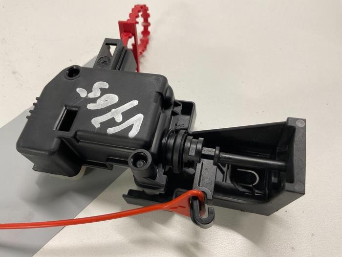 Tankklep Vergrendelingsmotor van een Mercedes-Benz E (W212) E-350 CDI V6 24V BlueEfficiency 2009