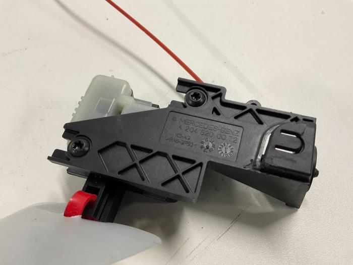 Tankklep Vergrendelingsmotor van een Mercedes-Benz E (W212) E-350 CDI V6 24V BlueEfficiency 2009