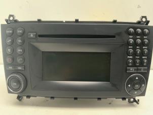 Gebruikte Radio CD Speler Mercedes CLC (C203) 2.2 220 CDI 16V Prijs € 100,00 Margeregeling aangeboden door Autodemontage van der Iest