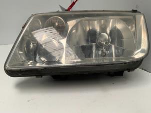 Gebruikte Linker Koplamp Volkswagen Bora (1J2) 1.9 TDI 100 Prijs € 20,00 Margeregeling aangeboden door Autodemontage van der Iest