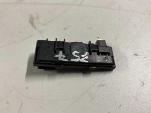 Gebruikte Sensor Temperatuur binnen Mercedes E Estate (S212) E-200 CDI 16V BlueEfficiency,BlueTEC Prijs € 9,99 Margeregeling aangeboden door Autodemontage van der Iest