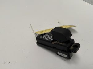 Gebruikte Elektrisch Raam Schakelaar Mazda 2 (DE) 1.3 16V S-VT High Power Prijs € 10,00 Margeregeling aangeboden door Autodemontage van der Iest