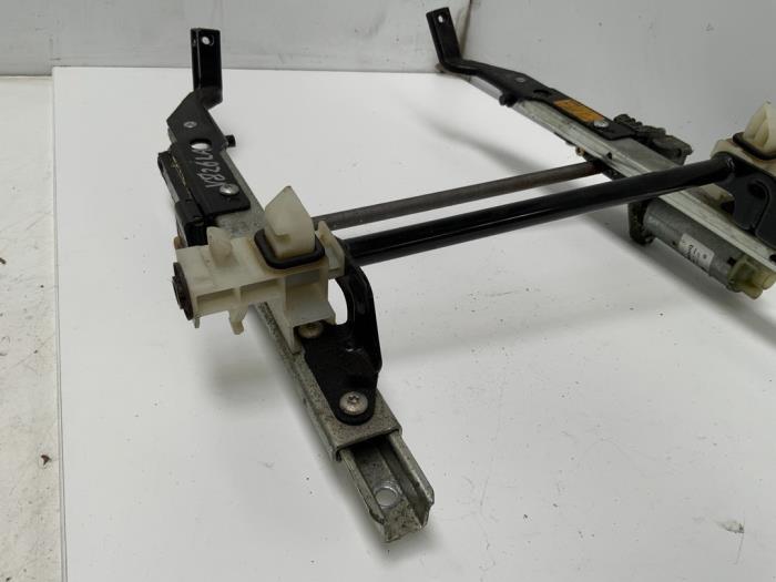 Gebruikte Stoelframe Mercedes S (W220) 5.8 S-600L V12 36V Prijs € 25,00 Margeregeling aangeboden door Autodemontage van der Iest