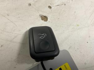 Gebruikte Schakelaar achterklep Mercedes C (W204) 2.2 C-200 CDI 16V BlueEFFICIENCY Prijs € 7,50 Margeregeling aangeboden door Autodemontage van der Iest