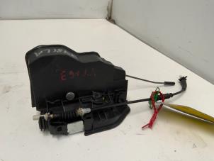 Gebruikte Slotmechaniek Portier 4Deurs links-achter BMW 5 serie (E60) 530i 24V Prijs € 10,00 Margeregeling aangeboden door Autodemontage van der Iest