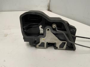 Gebruikte Slotmechaniek Portier 4Deurs rechts-achter BMW 5 serie (E60) 530i 24V Prijs € 20,00 Margeregeling aangeboden door Autodemontage van der Iest