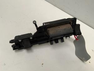 Gebruikte Achterklep Handgreep Mercedes Vaneo (W414) 1.7 CDI 16V Prijs € 50,00 Margeregeling aangeboden door Autodemontage van der Iest