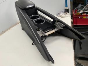 Gebruikte Middenconsoles Mercedes ML II (164/4JG) 3.0 ML-320 CDI 4-Matic V6 24V Prijs € 75,00 Margeregeling aangeboden door Autodemontage van der Iest