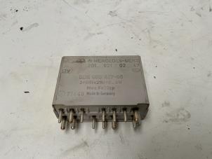 Gebruikte Richtingaanwijzer relais Mercedes E diesel (W124) 3.0 300 D Prijs € 25,00 Margeregeling aangeboden door Autodemontage van der Iest