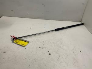 Gebruikte Gasdemper Motorkap rechts Volkswagen Golf VII (AUA) 1.4 TSI 16V Prijs € 12,50 Margeregeling aangeboden door Autodemontage van der Iest