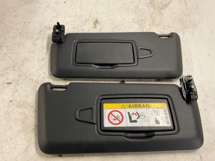 Gebruikte Zonneklep set Mercedes GLA (156.9) 1.6 180 16V Prijs € 44,99 Margeregeling aangeboden door Autodemontage van der Iest