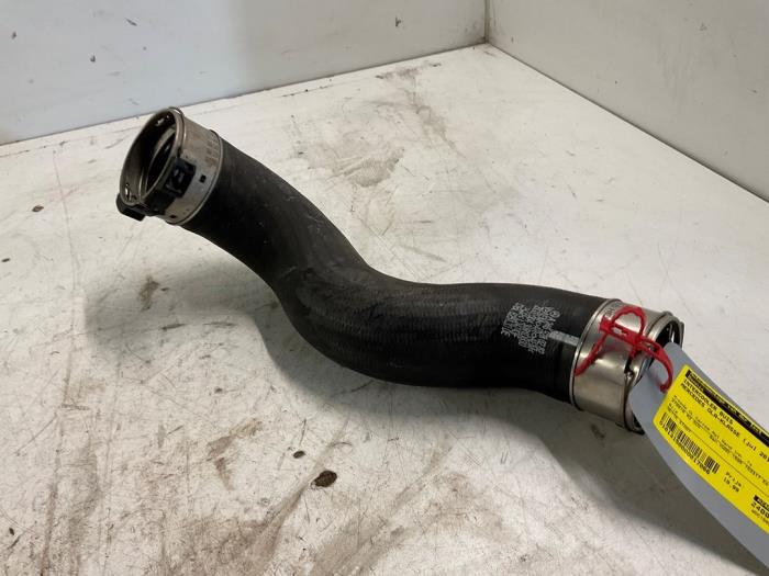 Gebruikte Intercooler Buis Mercedes GLA (156.9) 1.6 180 16V Prijs € 19,99 Margeregeling aangeboden door Autodemontage van der Iest