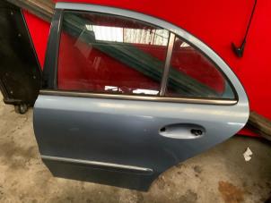 Gebruikte Deur 4Deurs links-achter Mercedes E (W211) 3.2 E-320 CDI 24V Prijs € 60,00 Margeregeling aangeboden door Autodemontage van der Iest
