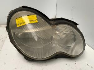 Gebruikte Koplamp rechts Mercedes C Combi (S203) 2.2 C-200 CDI 16V Prijs € 20,00 Margeregeling aangeboden door Autodemontage van der Iest
